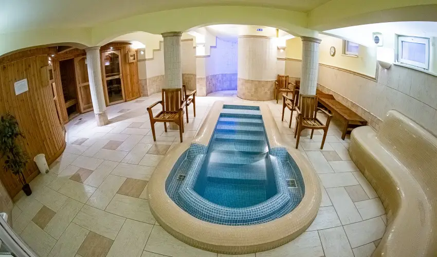 reg Miskolcz Hotel Miskolc - Nyugdjas kedvezmnyes rak frdbelpvel (1 jtl)