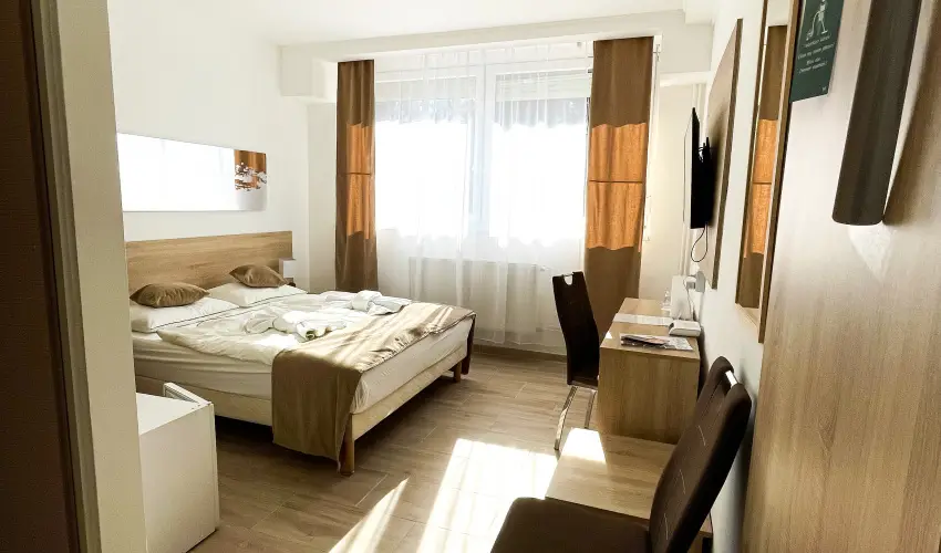 reg-t Hotel Tata - Nyugdjas kedvezmnyes rak reggelis elltssal (1 jtl)