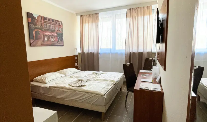 reg-t Hotel Tata - Nyugdjas kedvezmnyes rak reggelis elltssal (1 jtl)