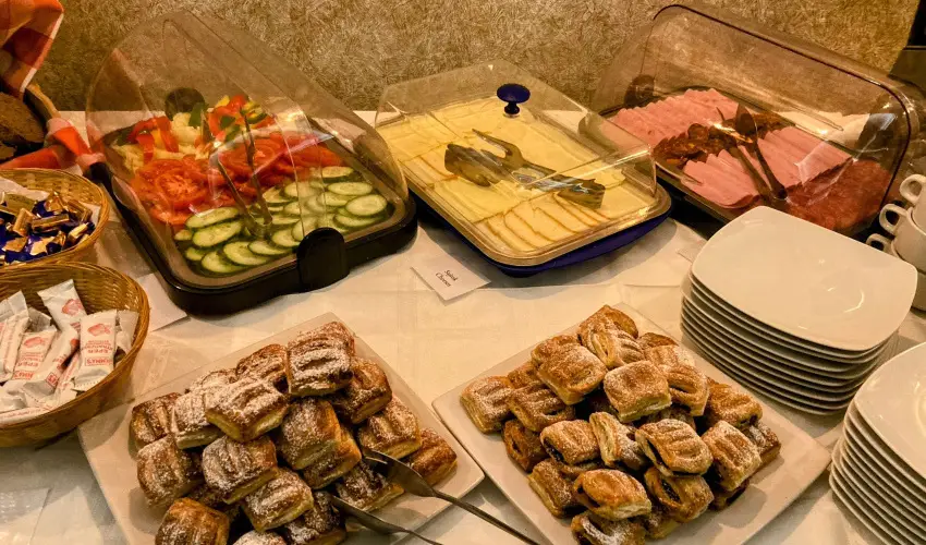 reg-t Hotel Tata - Nyugdjas kedvezmnyes rak reggelis elltssal (1 jtl)