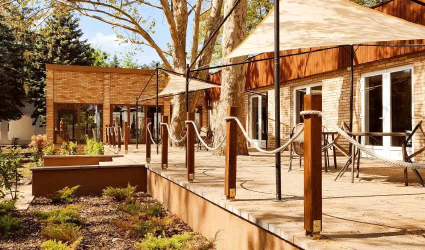 reg-t Hotel Tata - Nyugdjas kedvezmnyes rak reggelis elltssal (1 jtl)