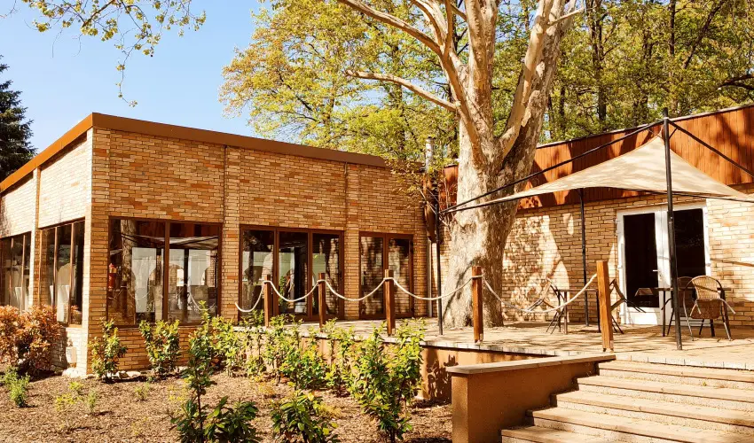 reg-t Hotel Tata - Nyugdjas kedvezmnyes rak reggelis elltssal (1 jtl)