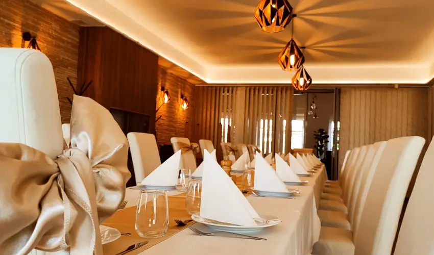 reg-t Hotel Tata - Nyugdjas kedvezmnyes rak reggelis elltssal (1 jtl)