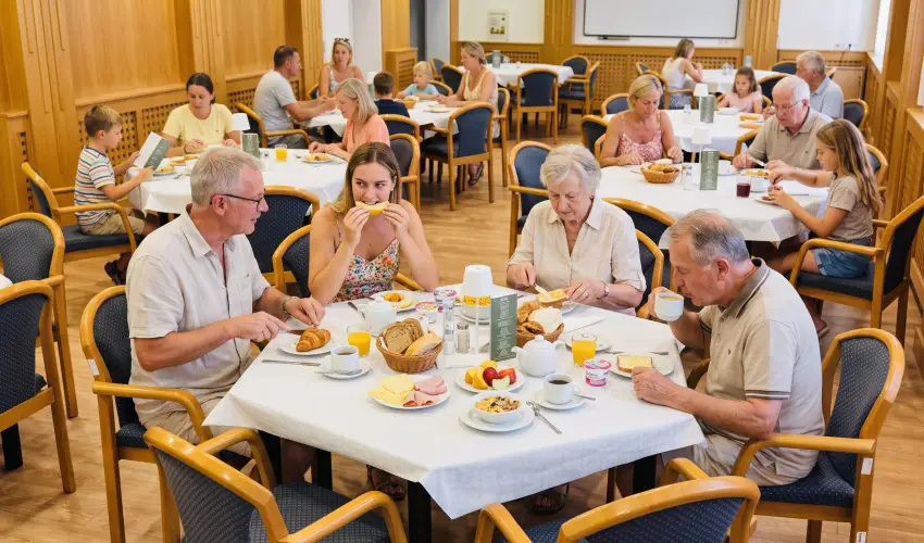 Pl�za Hotel Gyula Gyula - Pl�za �res� reggelis ell�t�ssal (min. 2 �j)