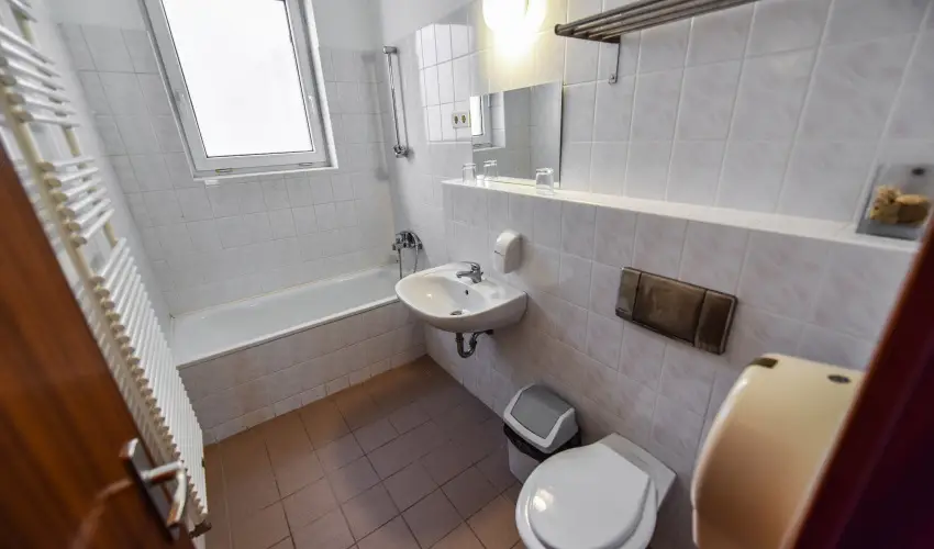 Aqua Hotel Term�l Mosonmagyar�v�r - Nyugd�jas kedvezm�nyes �r f�lpanzi�val, f�rd�bel�p�vel (1 �jt�l)