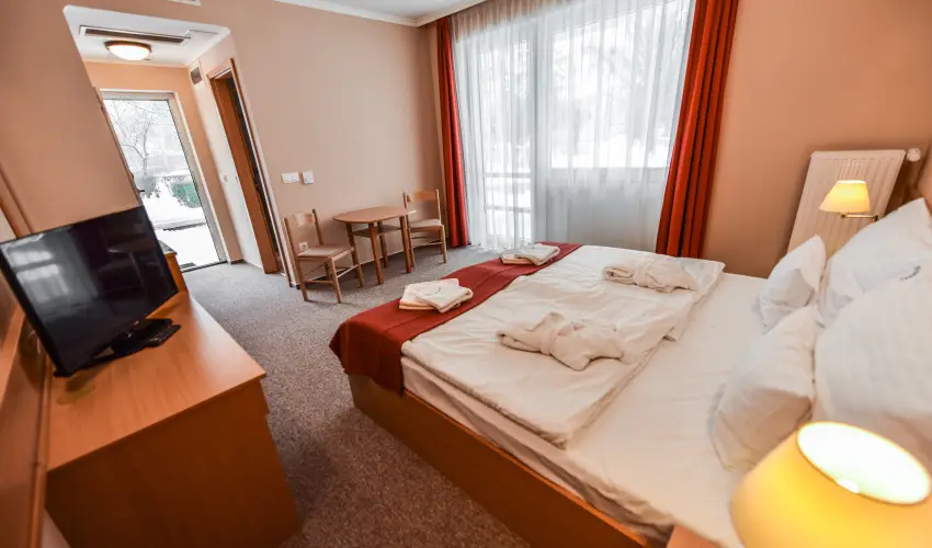 Aqua Hotel Term�l Mosonmagyar�v�r - Nyugd�jas kedvezm�nyes �r f�lpanzi�val, f�rd�bel�p�vel (1 �jt�l)