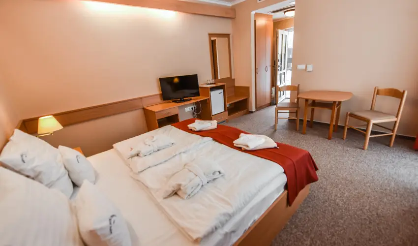 Aqua Hotel Term�l Mosonmagyar�v�r - Nyugd�jas kedvezm�nyes �r f�lpanzi�val, f�rd�bel�p�vel (1 �jt�l)