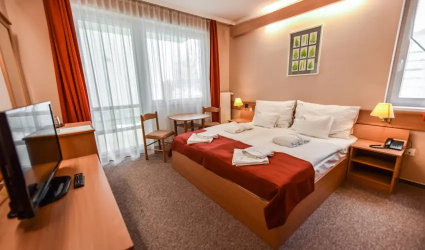 Aqua Hotel Term�l Mosonmagyar�v�r - Nyugd�jas kedvezm�nyes �r f�lpanzi�val, f�rd�bel�p�vel (1 �jt�l)