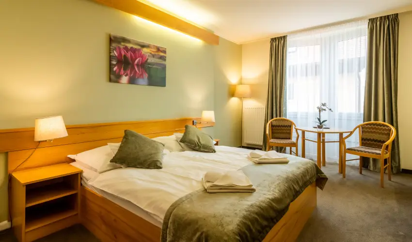 Aqua Hotel Term�l Mosonmagyar�v�r - Nyugd�jas kedvezm�nyes �r f�lpanzi�val, f�rd�bel�p�vel (1 �jt�l)