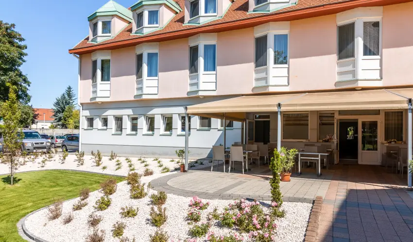 Aqua Hotel Term�l Mosonmagyar�v�r - Nyugd�jas kedvezm�nyes �r f�lpanzi�val, f�rd�bel�p�vel (1 �jt�l)