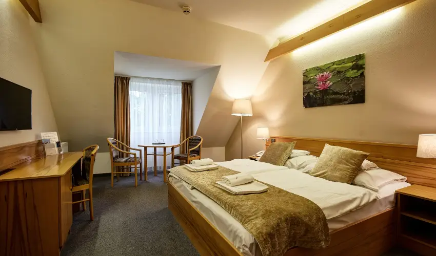 Aqua Hotel Term�l Mosonmagyar�v�r - Nyugd�jas kedvezm�nyes �r f�lpanzi�val, f�rd�bel�p�vel (1 �jt�l)