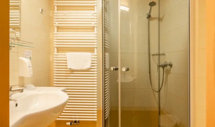 Aqua Hotel Term�l Mosonmagyar�v�r - Nyugd�jas kedvezm�nyes �r f�lpanzi�val, f�rd�bel�p�vel (1 �jt�l)