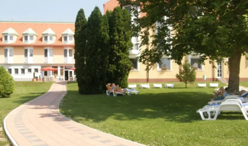 Aqua Hotel Term�l Mosonmagyar�v�r - Nyugd�jas kedvezm�nyes �r f�lpanzi�val, f�rd�bel�p�vel (1 �jt�l)