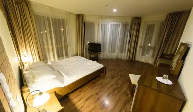 Viktor Bor- �s Vend�gh�z Balatonm�riaf�rd�