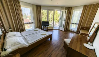 Viktor Bor- �s Vend�gh�z Balatonm�riaf�rd�