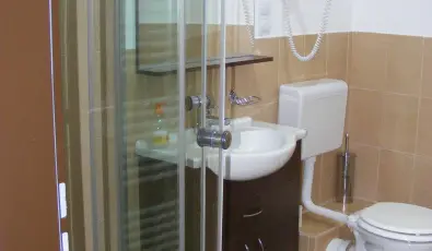 Viktor Bor- �s Vend�gh�z Balatonm�riaf�rd�