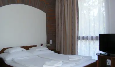 Viktor Bor- �s Vend�gh�z Balatonm�riaf�rd�