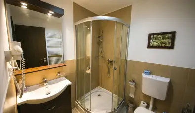 Viktor Bor- �s Vend�gh�z Balatonm�riaf�rd�