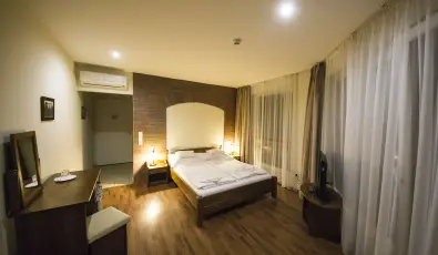 Viktor Bor- �s Vend�gh�z Balatonm�riaf�rd�