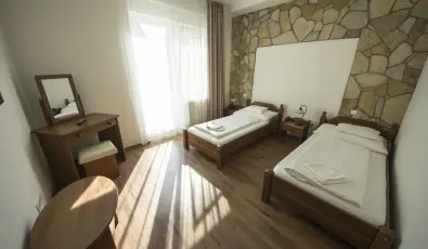 Viktor Bor- �s Vend�gh�z Balatonm�riaf�rd�