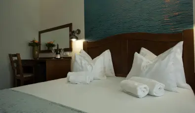 Viktor Bor- �s Vend�gh�z Balatonm�riaf�rd�