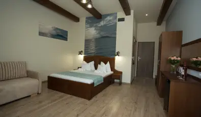 Viktor Bor- �s Vend�gh�z Balatonm�riaf�rd�