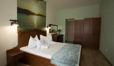 Viktor Bor- �s Vend�gh�z Balatonm�riaf�rd�