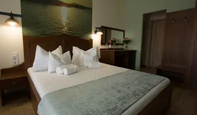 Viktor Bor- �s Vend�gh�z Balatonm�riaf�rd�