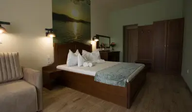 Viktor Bor- �s Vend�gh�z Balatonm�riaf�rd�