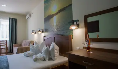 Viktor Bor- �s Vend�gh�z Balatonm�riaf�rd�