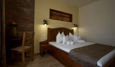 Viktor Bor- �s Vend�gh�z Balatonm�riaf�rd�