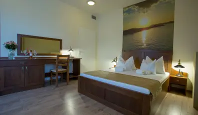 Viktor Bor- �s Vend�gh�z Balatonm�riaf�rd�