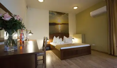 Viktor Bor- �s Vend�gh�z Balatonm�riaf�rd�