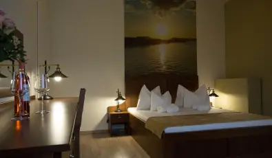 Viktor Bor- �s Vend�gh�z Balatonm�riaf�rd�