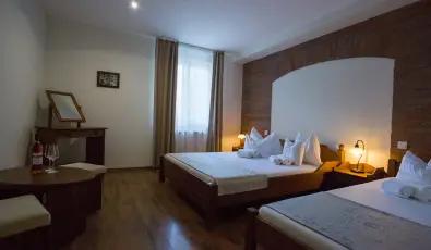 Viktor Bor- �s Vend�gh�z Balatonm�riaf�rd�