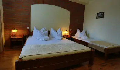 Viktor Bor- �s Vend�gh�z Balatonm�riaf�rd�