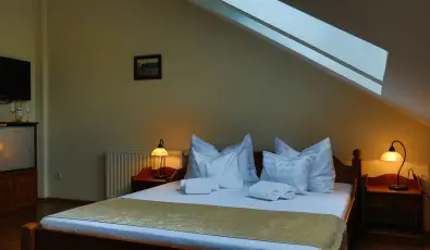 Viktor Bor- �s Vend�gh�z Balatonm�riaf�rd�