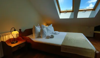 Viktor Bor- �s Vend�gh�z Balatonm�riaf�rd�