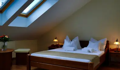 Viktor Bor- �s Vend�gh�z Balatonm�riaf�rd�