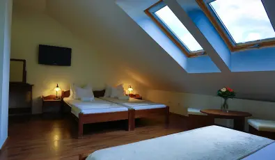 Viktor Bor- �s Vend�gh�z Balatonm�riaf�rd�