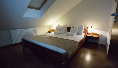 Viktor Bor- �s Vend�gh�z Balatonm�riaf�rd�