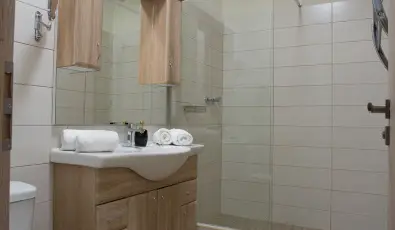 Viktor Bor- �s Vend�gh�z Balatonm�riaf�rd�