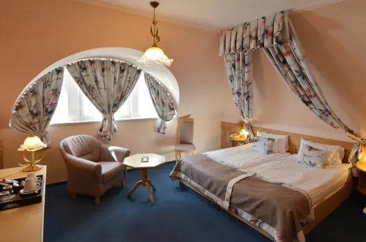 Hotel Villa Classica - Ny�ri vak�ci� P�p�n aj�nd�k term�lf�rd� bel�p�vel, f�lpanzi�val (min. 2 �j)